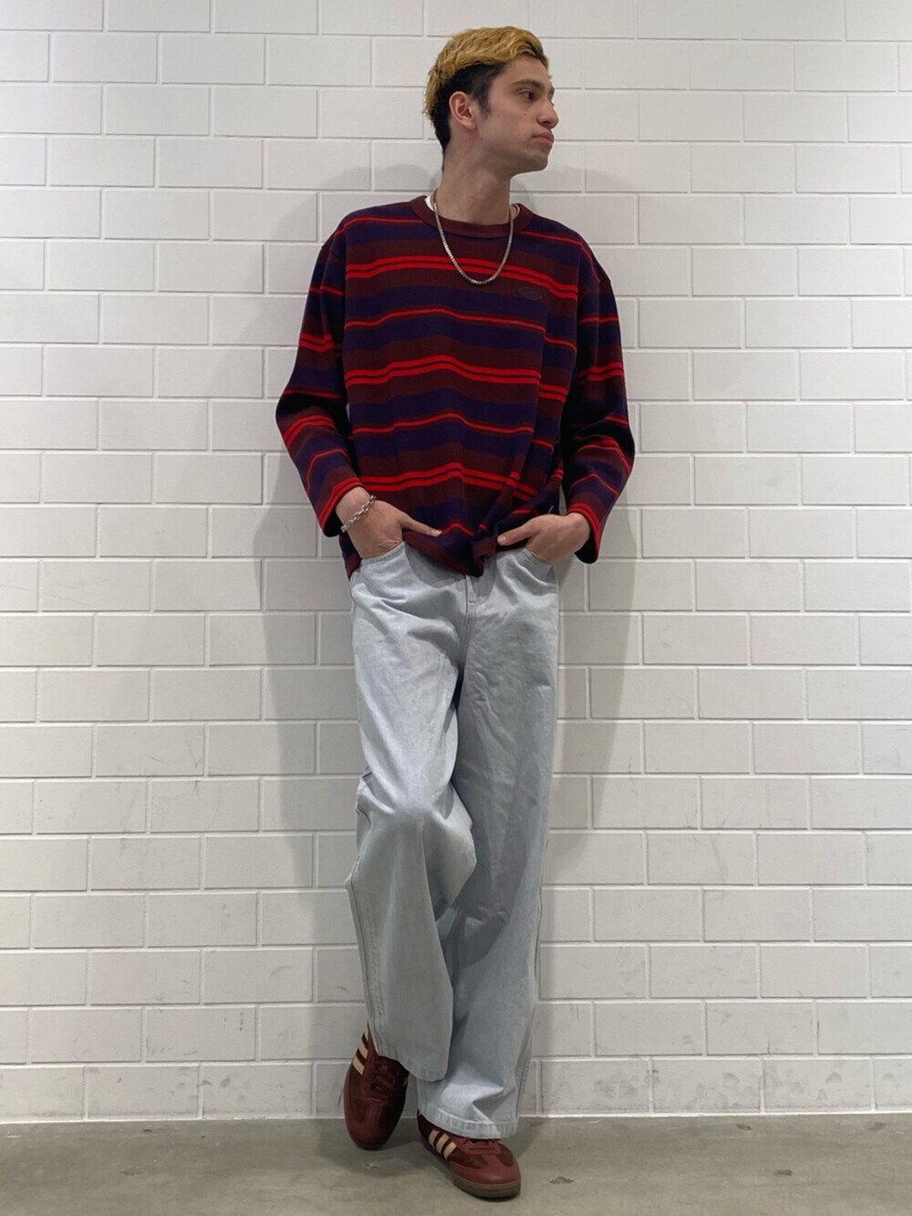 ブラウン系のスニーカー、レッド系のTシャツ/カットソー、ブルー系のその他パンツを着用したメンズの冬コーディネートの3枚目の写真