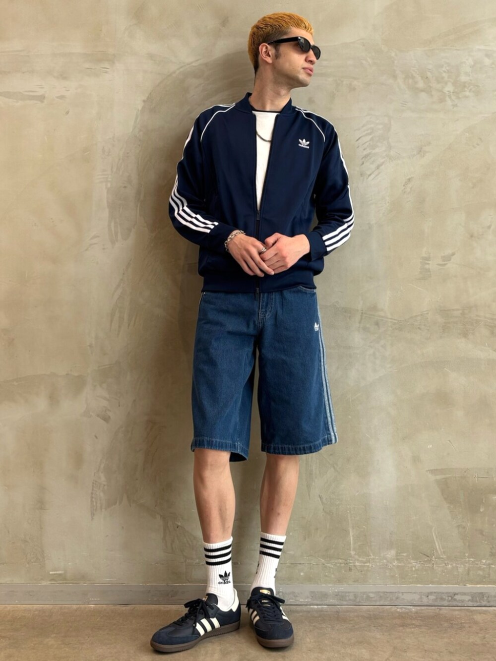 ブルー系のその他パンツ、ブルー系のジャージ、ブルー系のスニーカーを着用したメンズの夏コーディネートの3枚目の写真