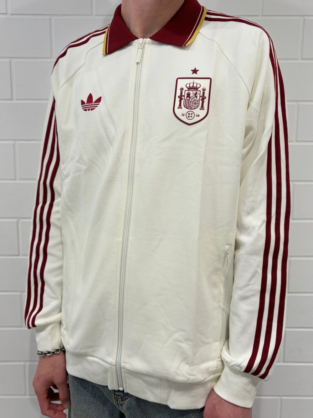 ブルー系のデニムパンツ、ホワイト系のトップス、ホワイト系のシューズを着用したメンズの春コーディネートの4枚目の写真