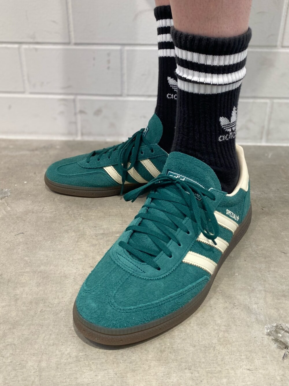 グリーン系のスニーカー、ホワイト系のTシャツ/カットソー、ホワイト系のその他パンツを着用したメンズの冬コーディネートの6枚目の写真