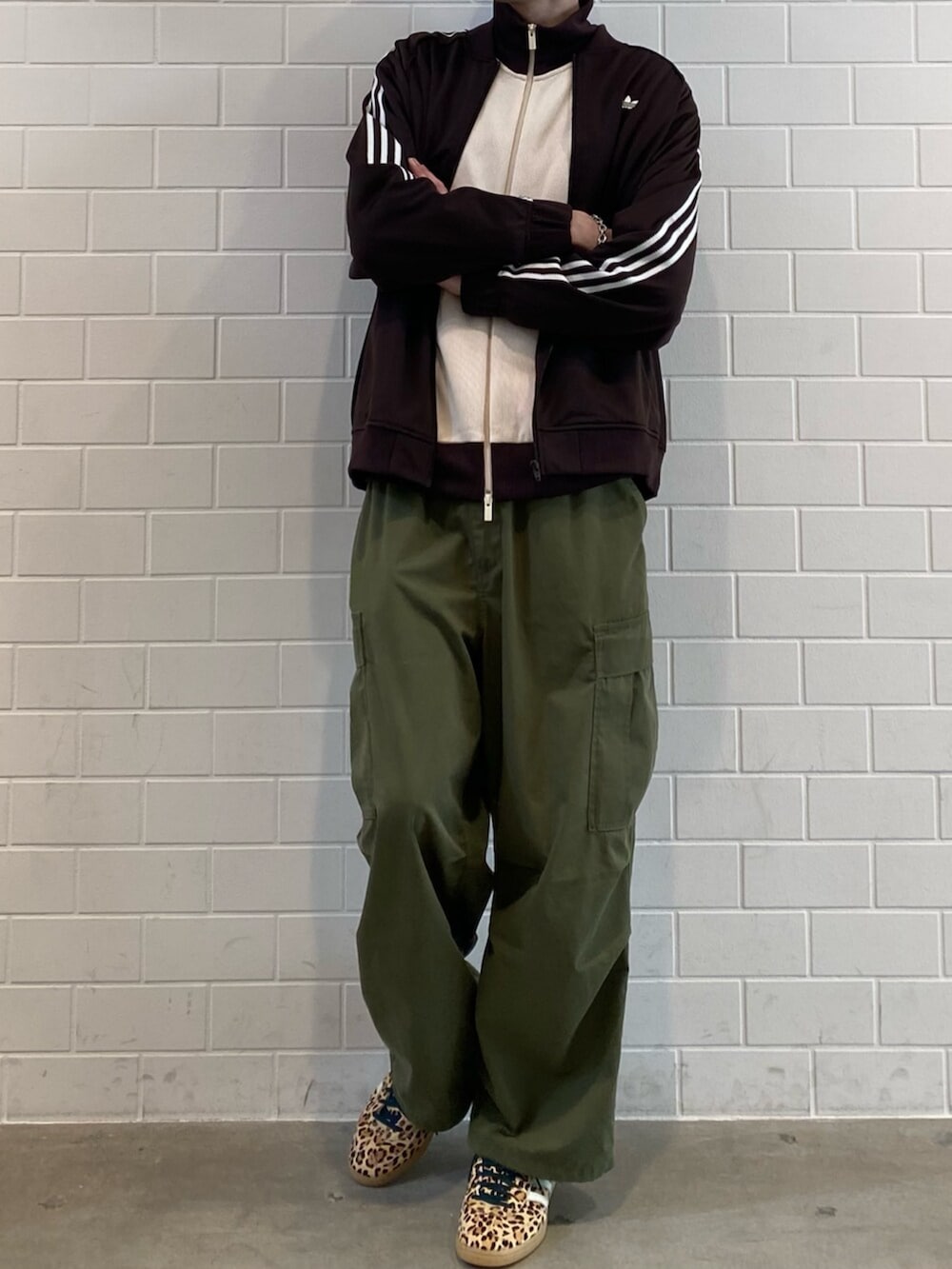 ホワイト系のジャージ、ブラウン系のジャージ、ベージュ系のスニーカーを着用したメンズの冬コーディネートの2枚目の写真