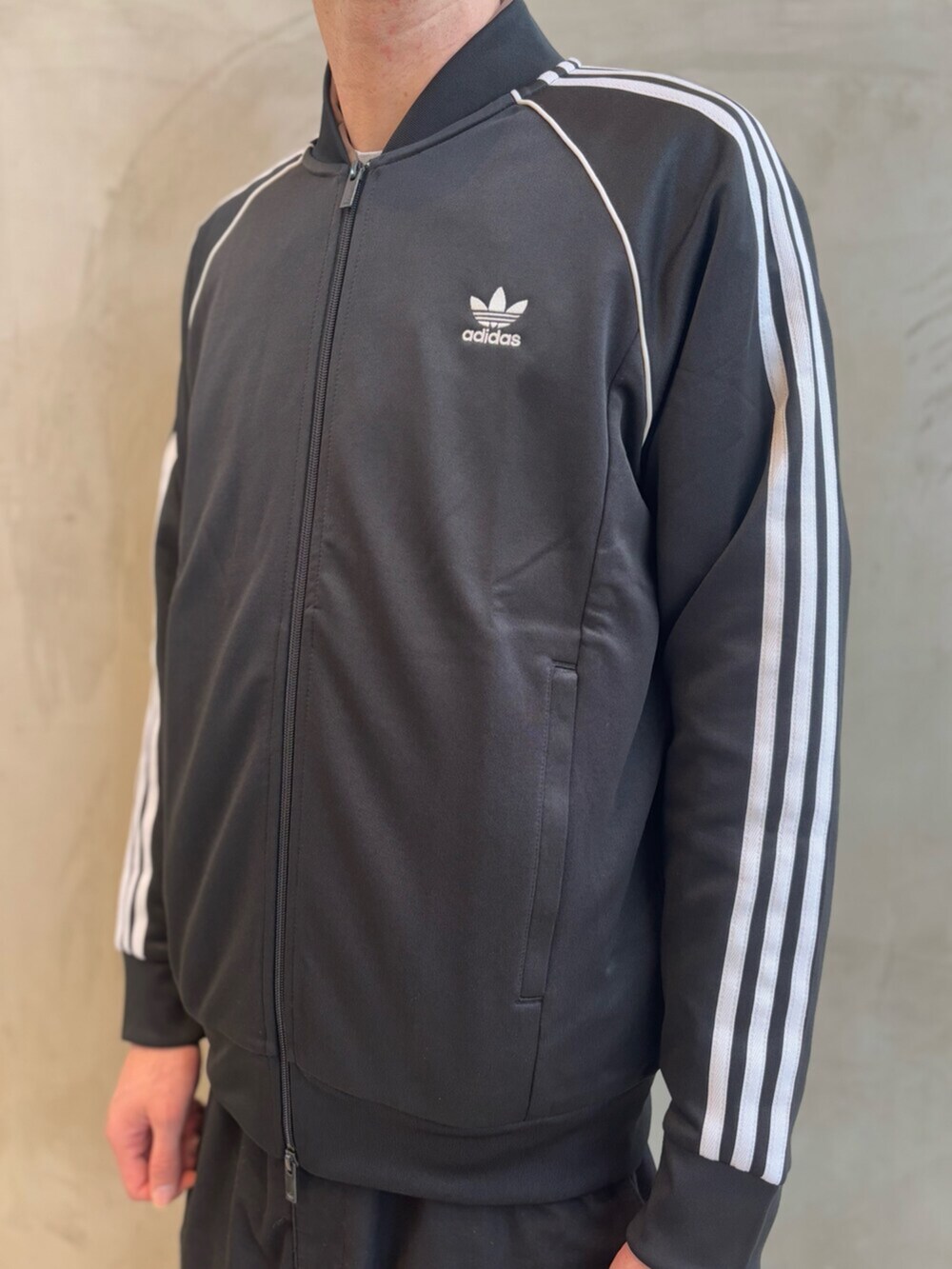 ブラウン系のジャケット/アウター、ブラウン系のスニーカー、ブラック系のジャージを着用したメンズの冬コーディネートの4枚目の写真