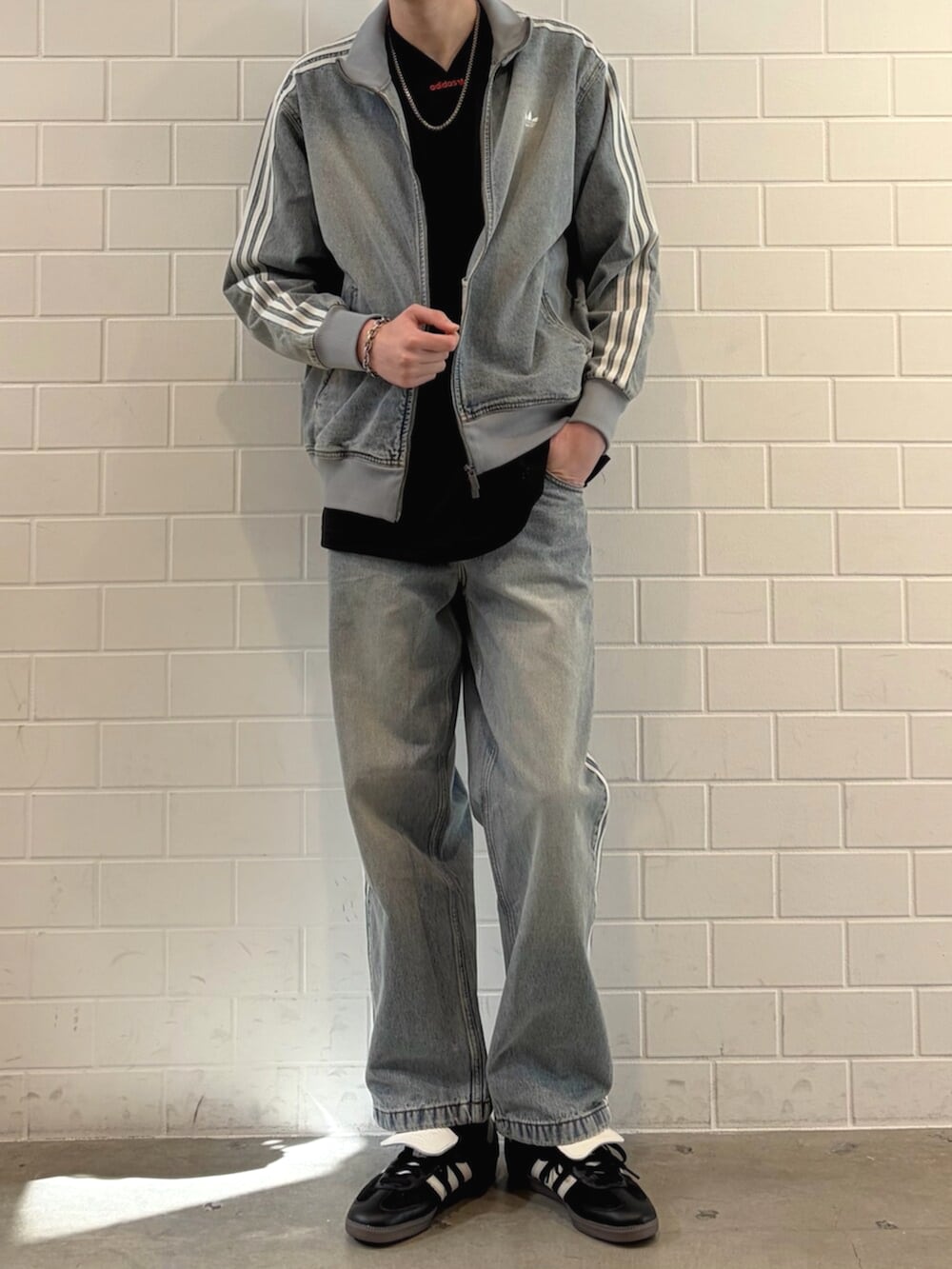 ブラック系のTシャツ/カットソー、ブルー系のデニムジャケット、ブルー系のデニムパンツを着用したメンズの春コーディネートの2枚目の写真