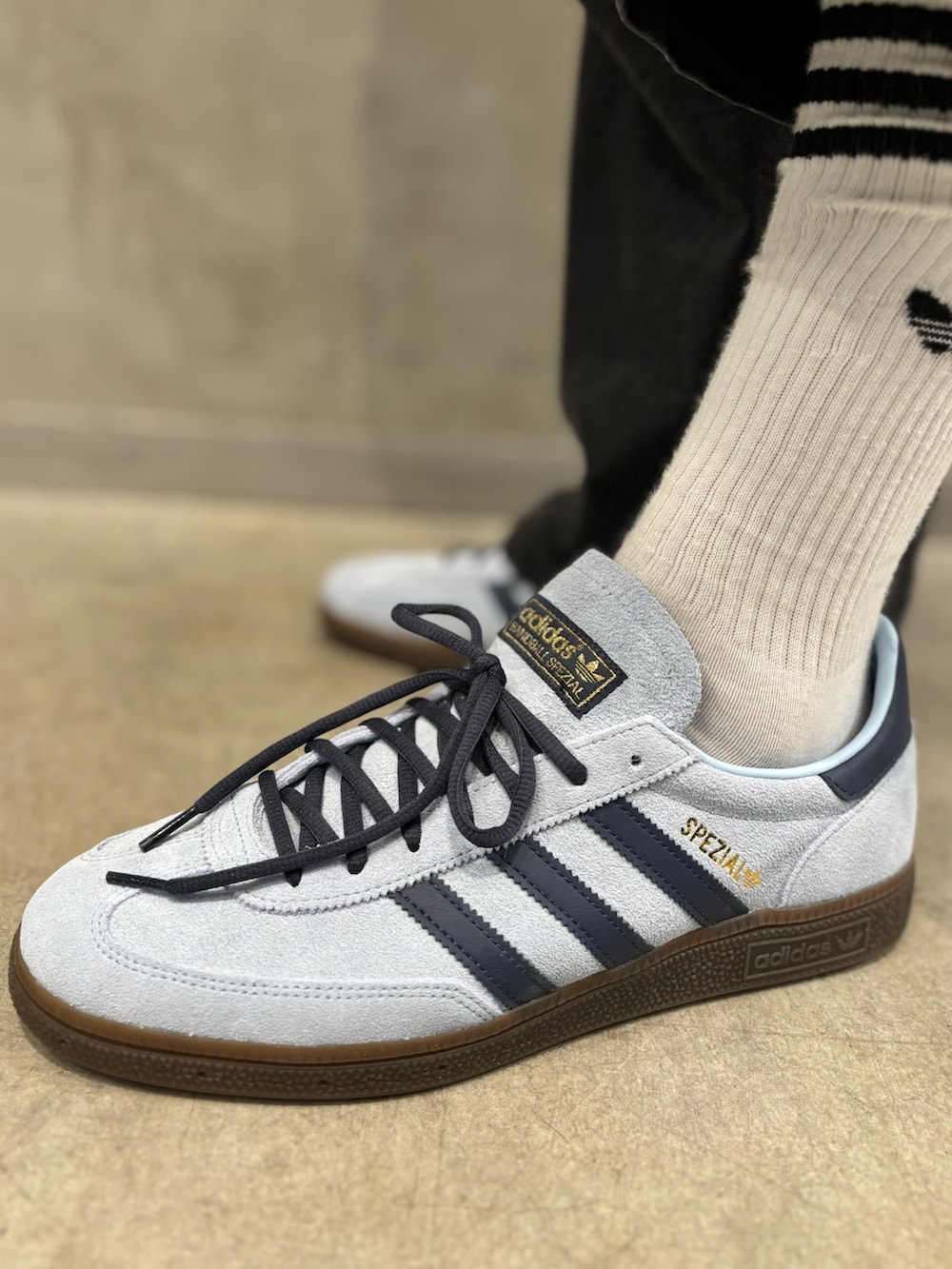「スニーカー、ジャケット、adidas、アディダス、ナイロンジャケット、adidas originals、アディダスオリジナルス、ハンドボールスペツィアル、オーディナリーピープル、ORDINARY PEOPLE」｜「adidasのオーディナリーピープル ユーティリティフード付きジャケット（ジャケット/アウター、グレー系）」を使った、JNさん（メンズ・195cm）の秋コーディネートの4枚目の写真