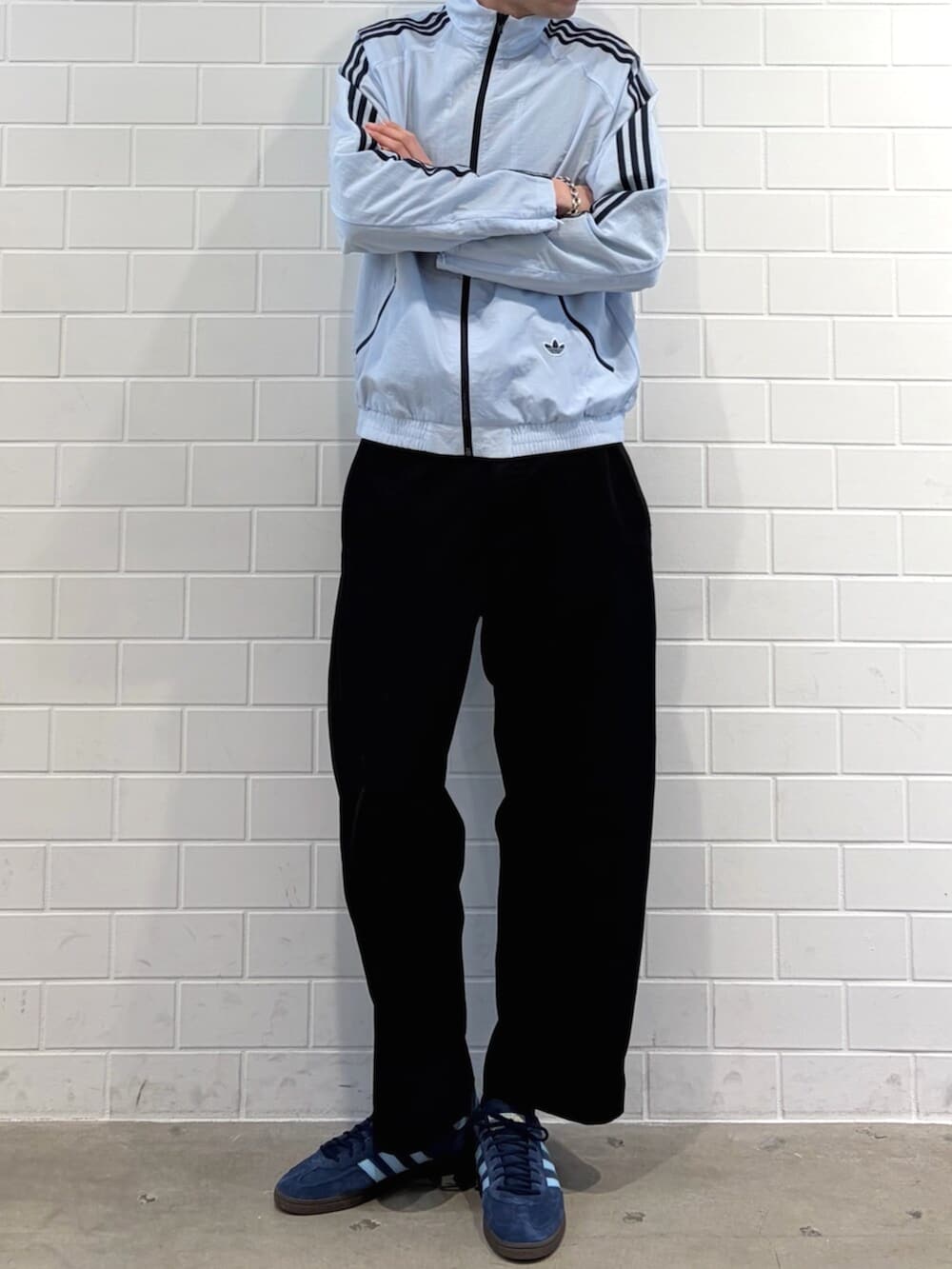 ブルー系のスニーカー、ブルー系のナイロンジャケットを着用したメンズの春コーディネートの2枚目の写真