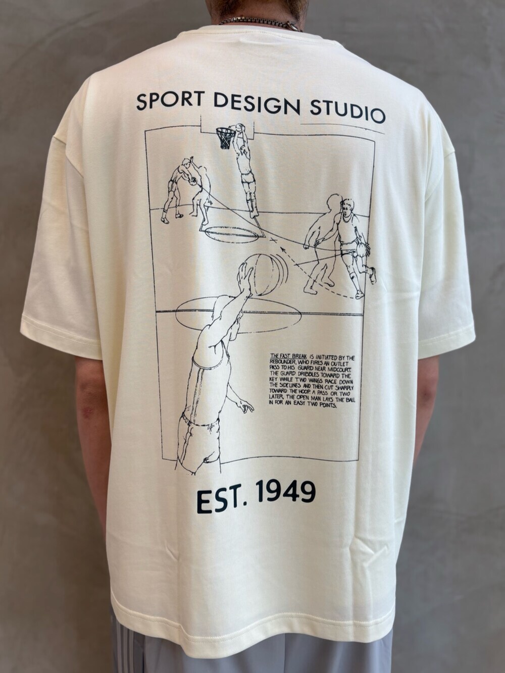 ブラック系のシューズ、グレー系のその他パンツ、ホワイト系のTシャツ/カットソーを着用したメンズの夏コーディネートの4枚目の写真