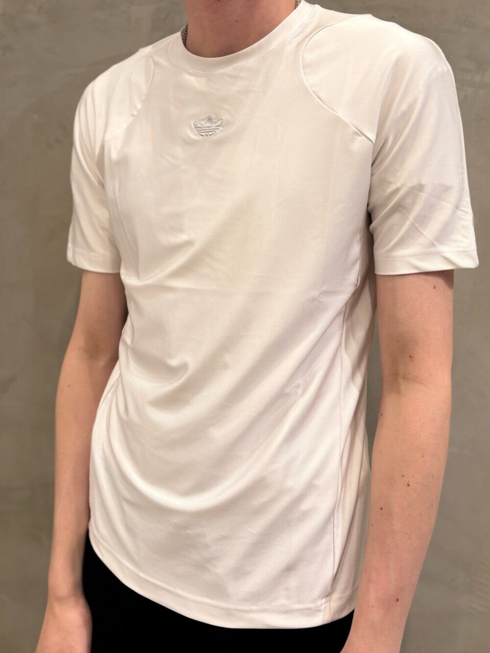 ブラック系のスニーカー、ホワイト系のTシャツ/カットソー、ブラック系のシャツ/ブラウスを着用したメンズの春コーディネートの5枚目の写真