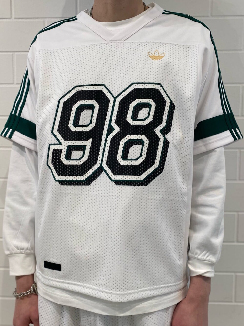 グリーン系のスニーカー、ホワイト系のTシャツ/カットソー、ホワイト系のその他パンツを着用したメンズの冬コーディネートの4枚目の写真