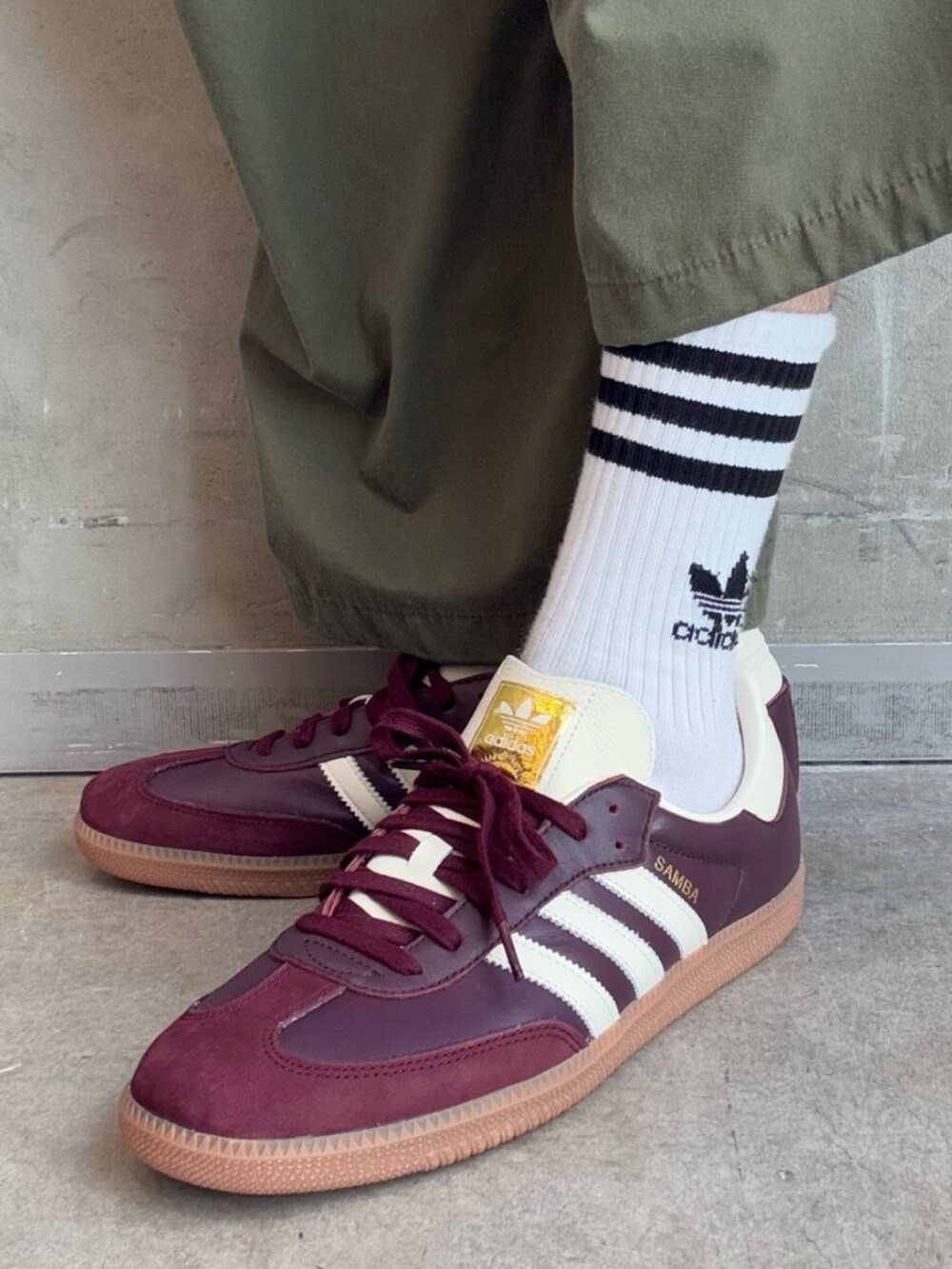 ブラック系のブルゾン、レッド系のスニーカー、ホワイト系のトップスを着用したメンズの春コーディネートの6枚目の写真