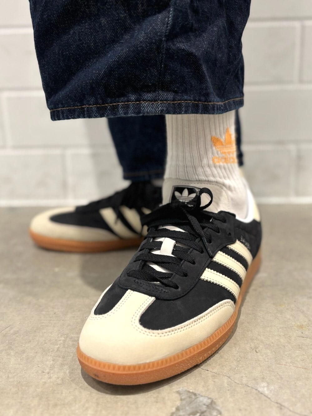 ブラック系のスニーカー、ブラック系のジャージを着用したメンズの秋コーディネートの4枚目の写真