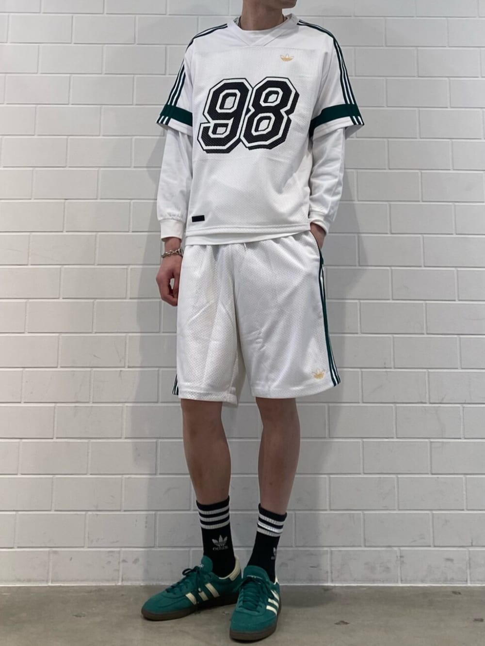 グリーン系のスニーカー、ホワイト系のTシャツ/カットソー、ホワイト系のその他パンツを着用したメンズの冬コーディネートの2枚目の写真