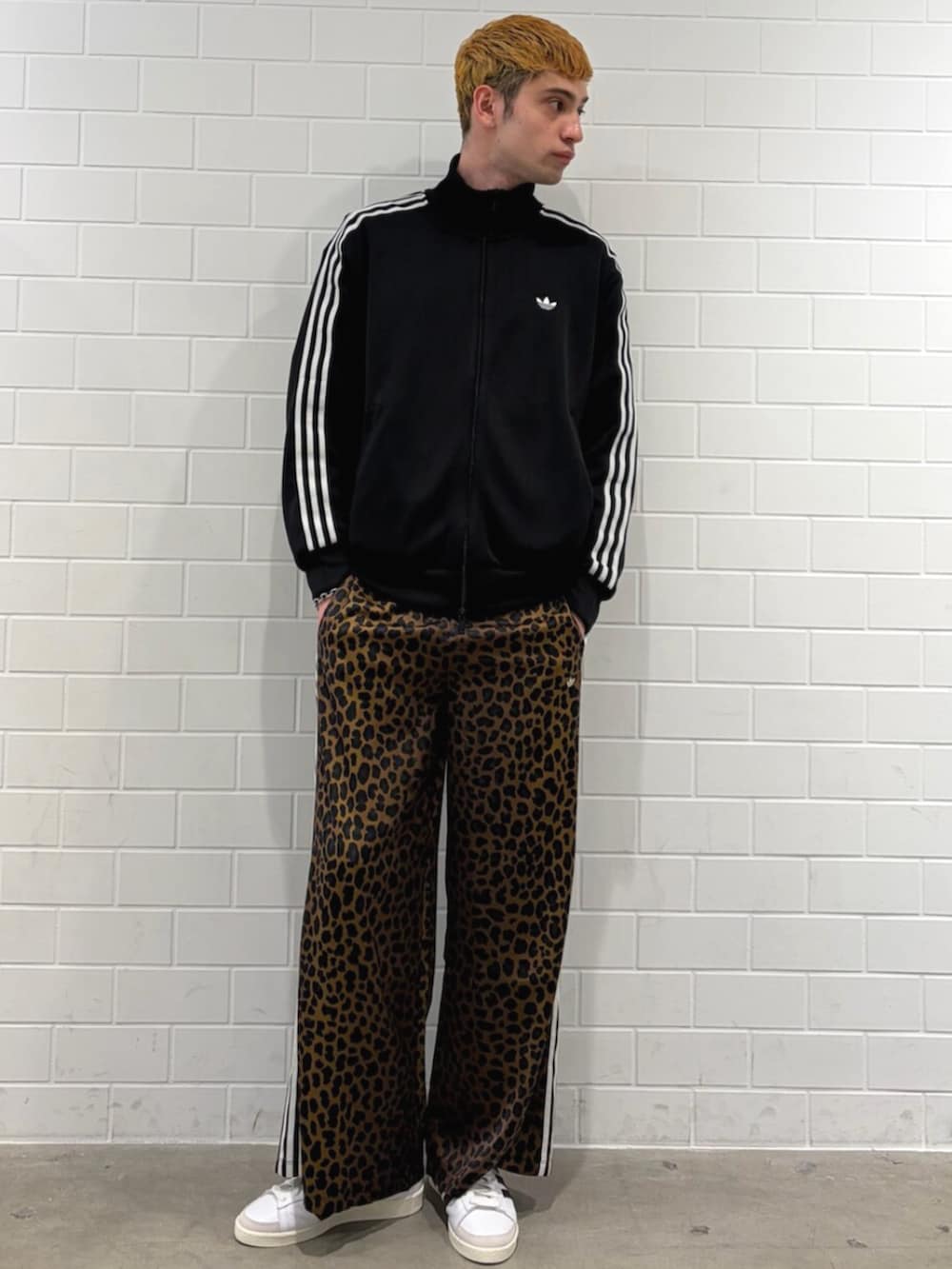 ブラック系のジャージ、ブラウン系のその他パンツ、ホワイト系のスニーカーを着用したメンズの春コーディネートの3枚目の写真