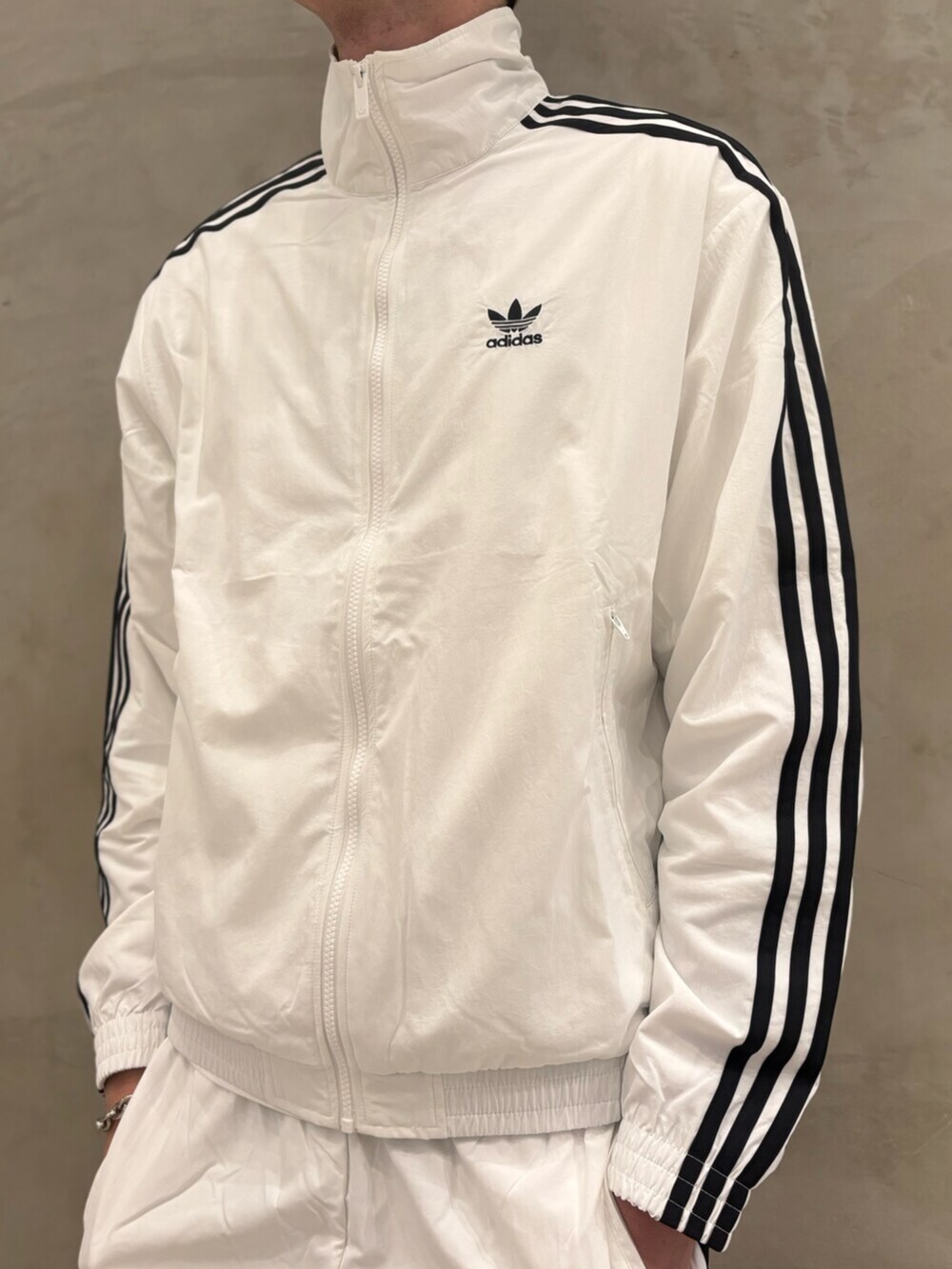 新品 アディダス セットアップ ホワイトコーデ 薄手 UVカット シャツ涼しい JN(アディダス オリジナルスショップ 福岡)｜adidasのシューズを使った