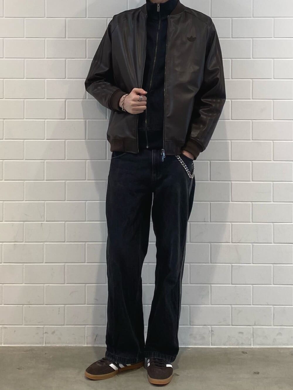 ブラック系のジャージ、ブラウン系のジャージ、ブラウン系のスニーカーを着用したメンズの冬コーディネートの2枚目の写真