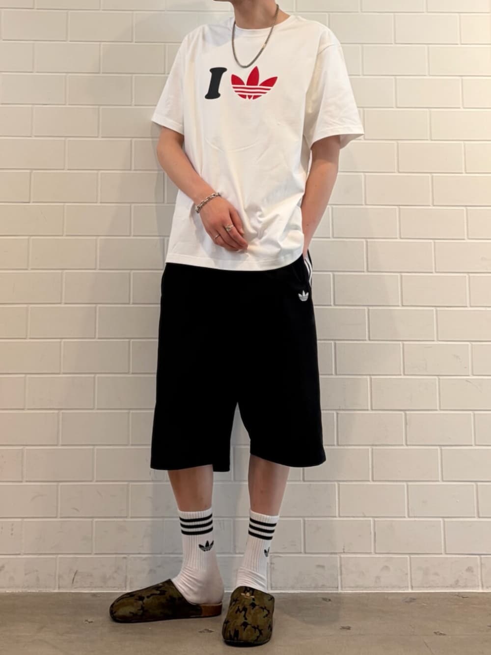 ブラック系のシューズ、ホワイト系のTシャツ/カットソーを着用したメンズの夏コーディネートの2枚目の写真