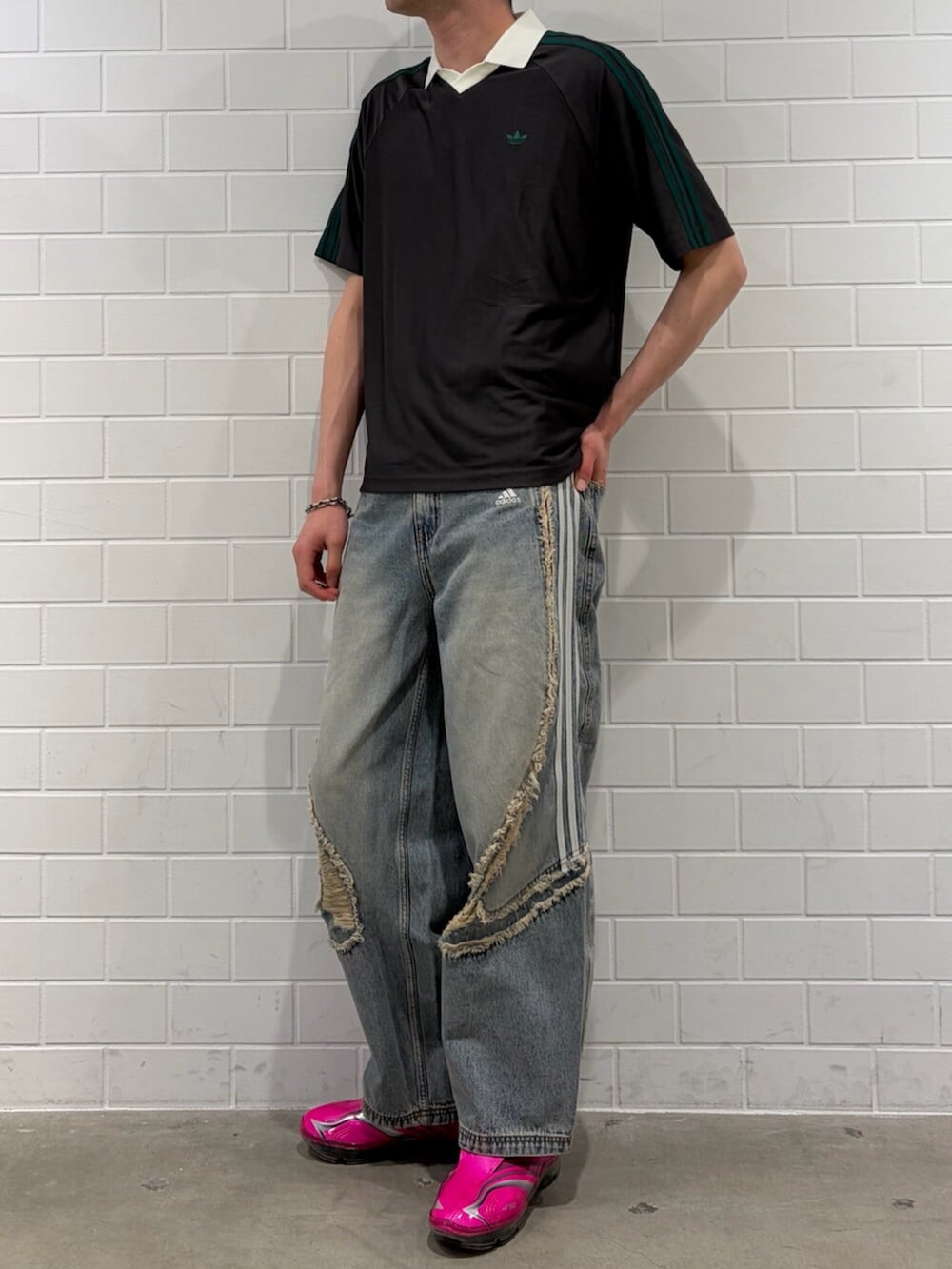 ブルー系のデニムパンツ、ブラック系のTシャツ/カットソー、ピンク系のシューズを着用したメンズの春コーディネートの2枚目の写真