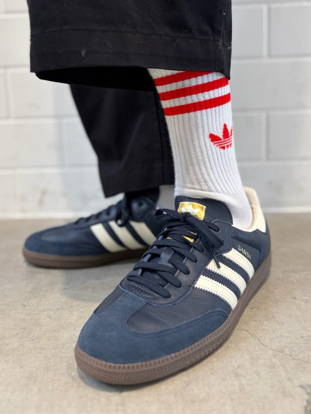 ブルー系のスニーカー、ブルー系のジャージを着用したメンズの春コーディネートの4枚目の写真