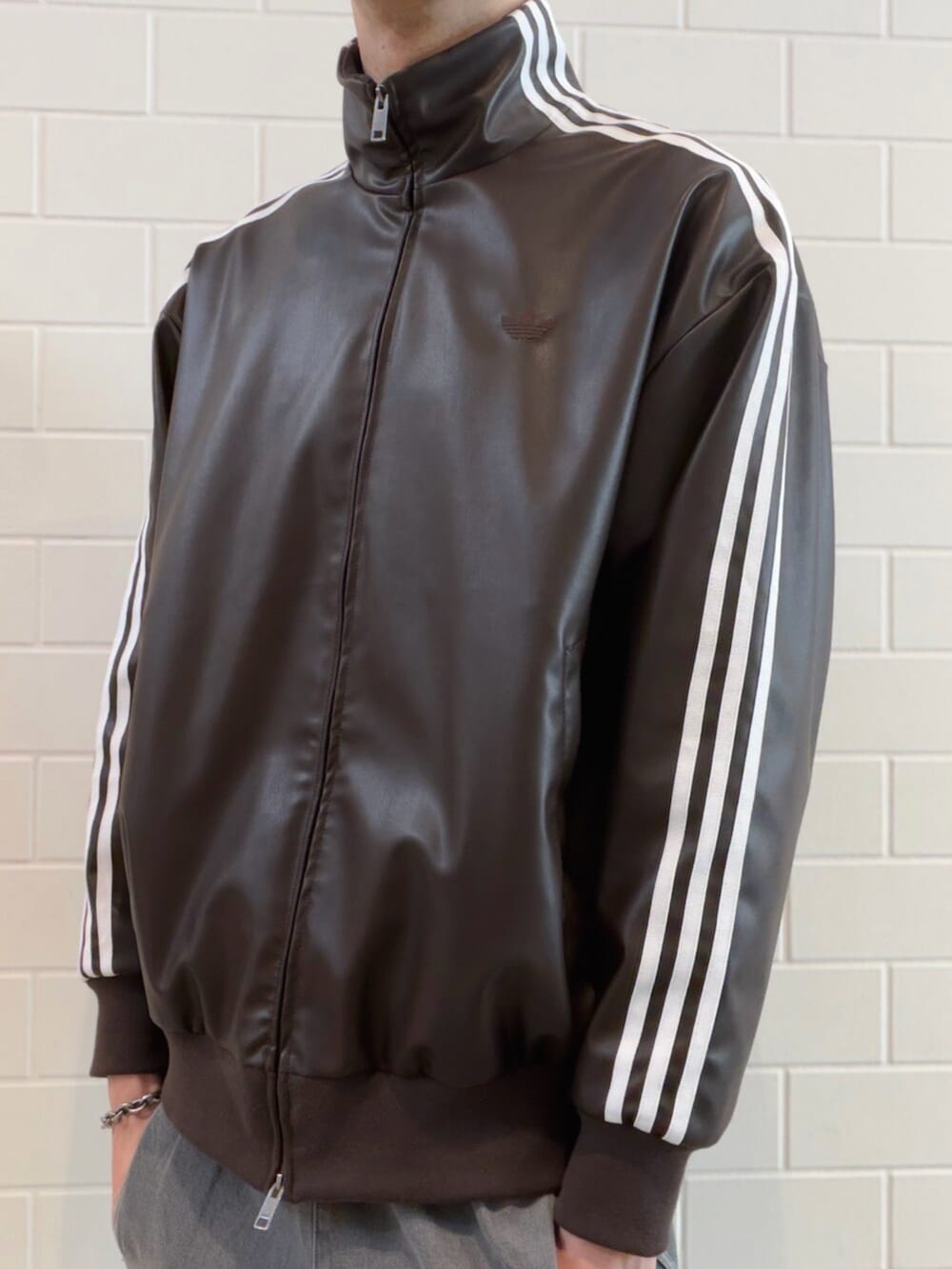 ブルー系のデニムパンツ、ブラウン系のジャージ、ブラウン系のシューズを着用したメンズの冬コーディネートの4枚目の写真