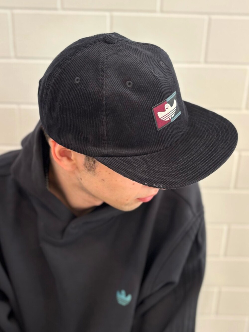 ブラック系のスニーカー、ブラック系のパーカー、ブルー系のスウェットパンツを着用したメンズの秋コーディネートの3枚目の写真