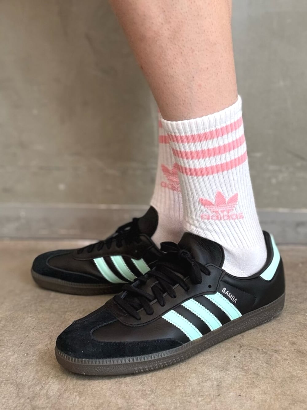 「adidas、adidas originals、アディダス、アディダスオリジナルス、スニーカー、ジャージ、デニムハーフパンツ、デニムパンツ、samba」｜「adidasのアディカラー クラシックス SSTトラックジャケット（ジャージ） / アディダスオリジナルス adidas Originals（ジャージ、ブラック系）」を使った、JNさん（メンズ・195cm）の夏コーディネートの6枚目の写真
