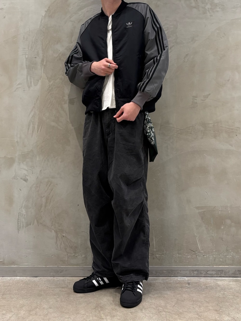 プレミアム カレッジジャケットのアディダスコーデ【アディダス公式】