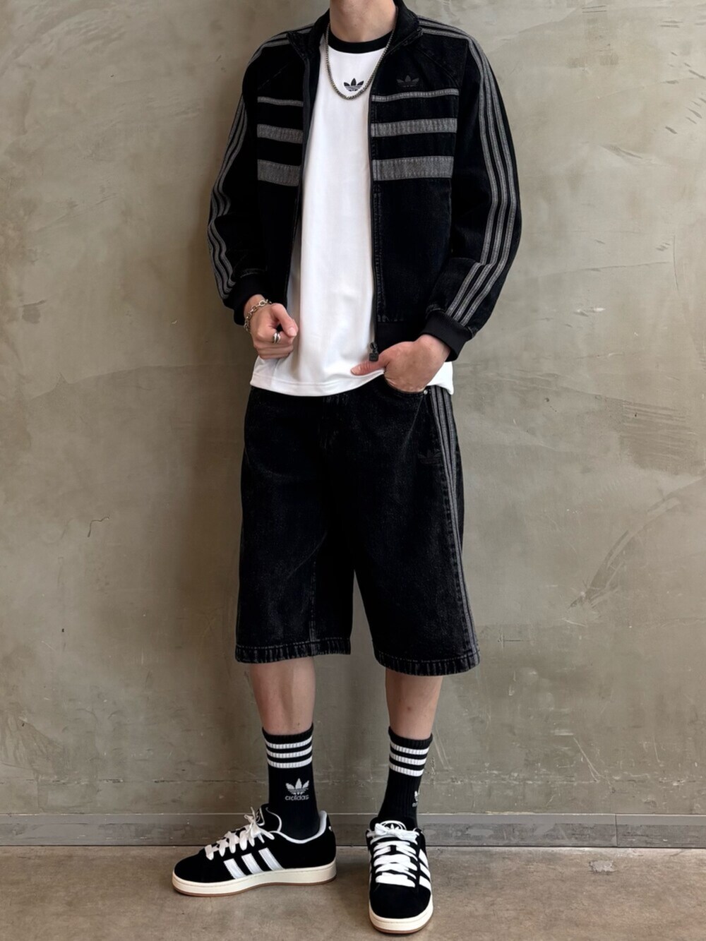 ホワイト系のTシャツ/カットソー、ブラック系のその他パンツ、ブラック系のスニーカーを着用したメンズの夏コーディネートの2枚目の写真