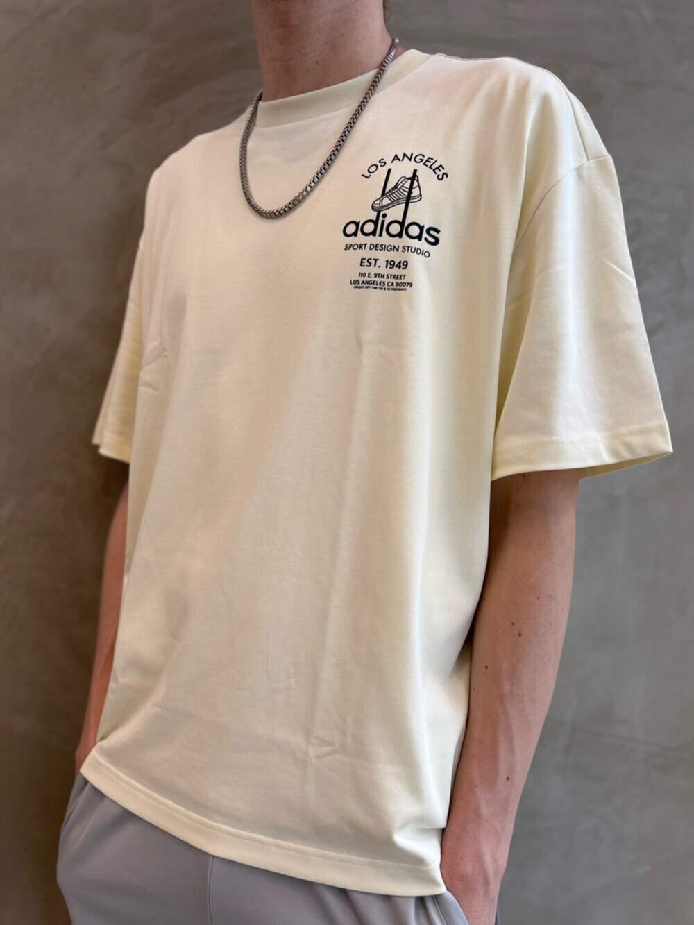 ブラック系のシューズ、グレー系のその他パンツ、ホワイト系のTシャツ/カットソーを着用したメンズの夏コーディネートの3枚目の写真