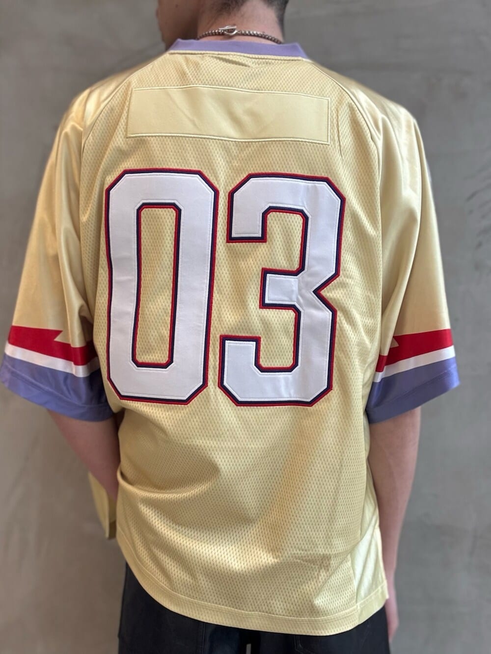 ブラック系のパンツ、ブラック系のブルゾン、ホワイト系のシューズを着用したメンズの冬コーディネートの6枚目の写真