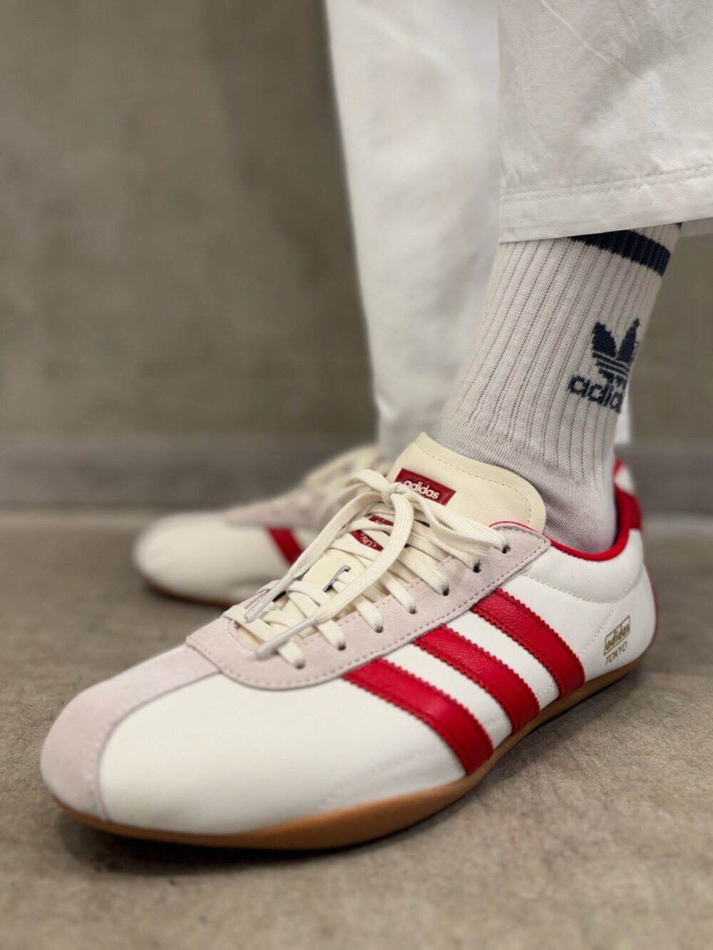 レッド系のジャージ、ホワイト系のスニーカー、ホワイト系のスウェットパンツを着用したメンズの冬コーディネートの5枚目の写真