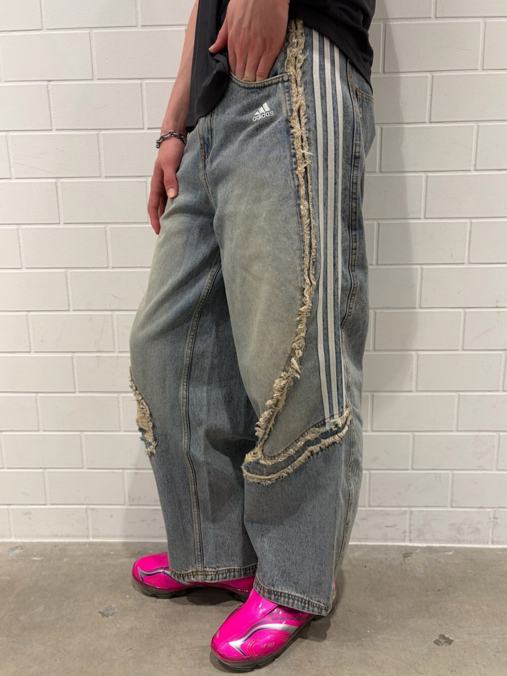 ブルー系のデニムパンツ、ブラック系のTシャツ/カットソー、ピンク系のシューズを着用したメンズの春コーディネートの5枚目の写真