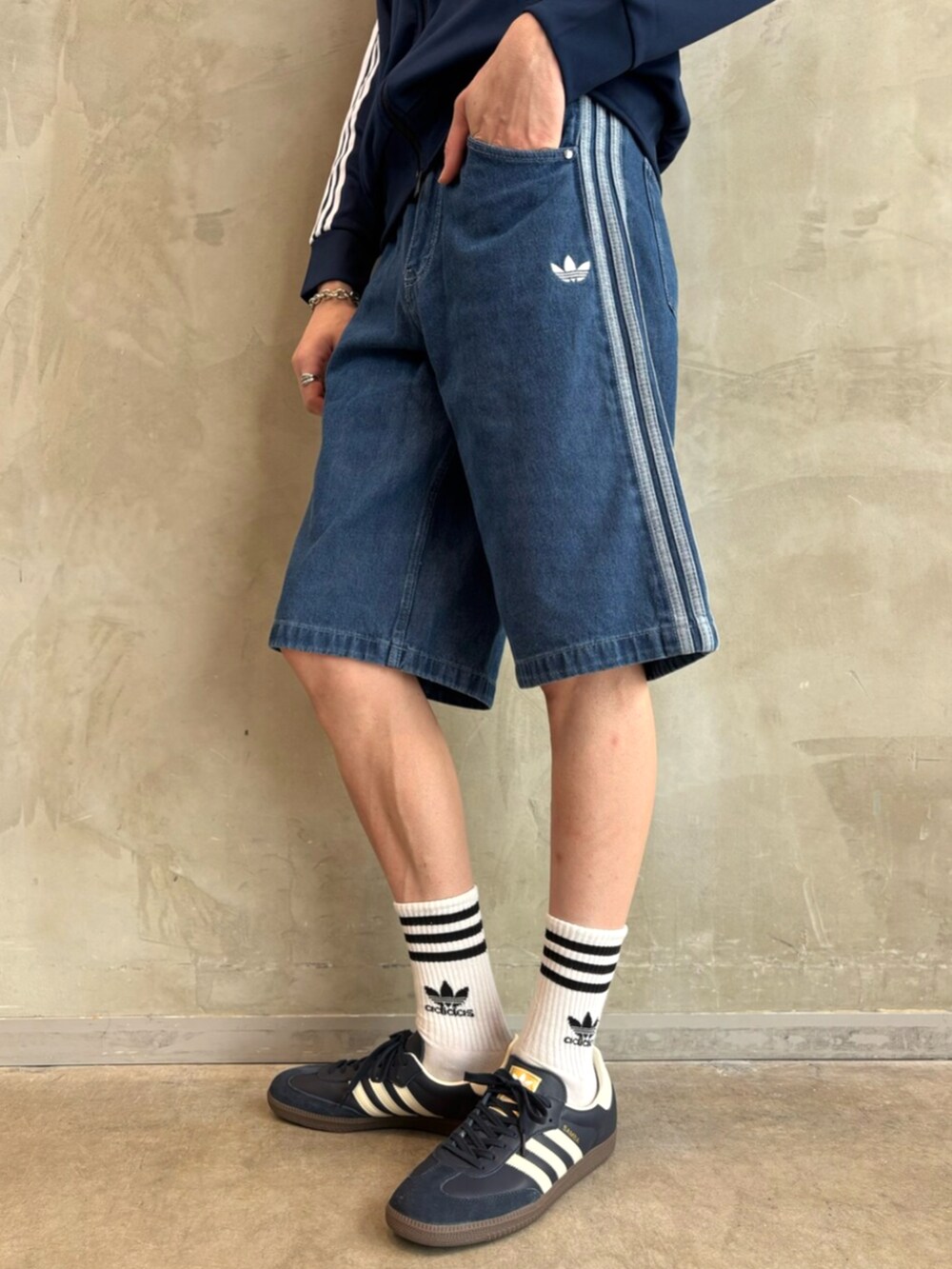 ブルー系のその他パンツ、ブルー系のジャージ、ブルー系のスニーカーを着用したメンズの夏コーディネートの5枚目の写真