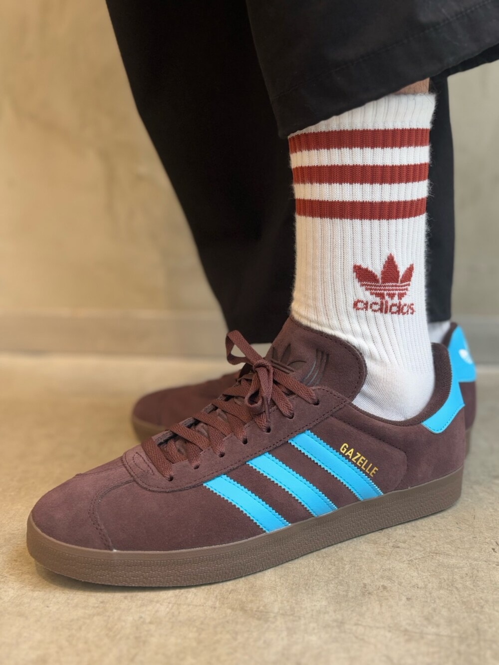 ブラウン系のジャケット/アウター、ブラウン系のスニーカー、ブラック系のジャージを着用したメンズの冬コーディネートの6枚目の写真