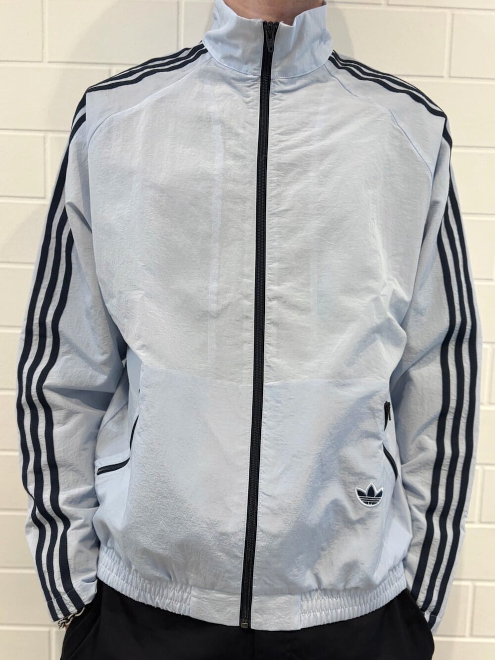 ブルー系のスニーカー、ブルー系のナイロンジャケットを着用したメンズの春コーディネートの3枚目の写真