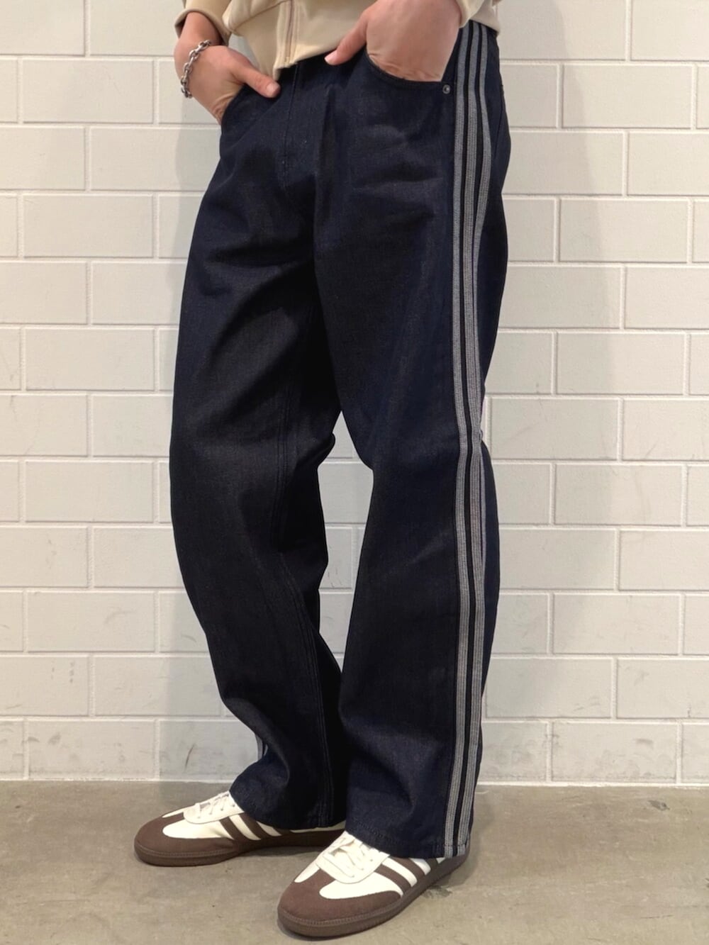 ホワイト系のスニーカー、ブルー系のデニムジャケット、ブルー系のその他パンツを着用したメンズの春コーディネートの5枚目の写真