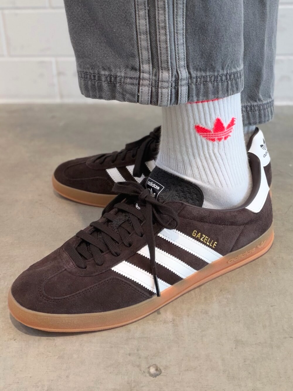 ブルー系のデニムパンツ、ブラウン系のジャージ、ブラウン系のシューズを着用したメンズの冬コーディネートの6枚目の写真