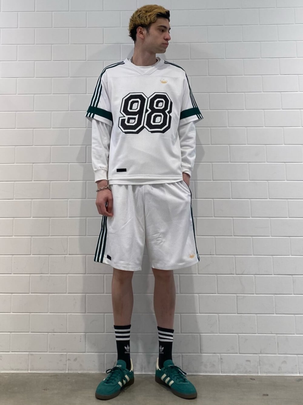 グリーン系のスニーカー、ホワイト系のTシャツ/カットソー、ホワイト系のその他パンツを着用したメンズの冬コーディネートの3枚目の写真