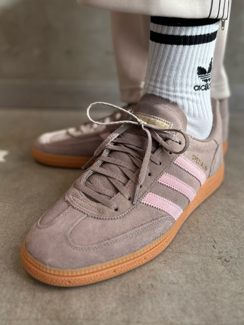 ブラック系のマウンテンパーカー、ベージュ系のその他パンツ、ブラウン系のスニーカーを着用したメンズの冬コーディネートの6枚目の写真