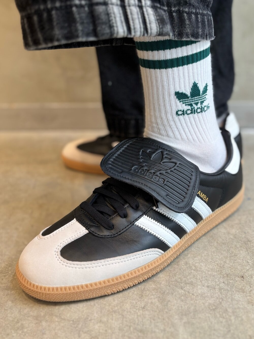 ブラック系のTシャツ/カットソー、ブラック系のシューズを着用したメンズの夏コーディネートの4枚目の写真