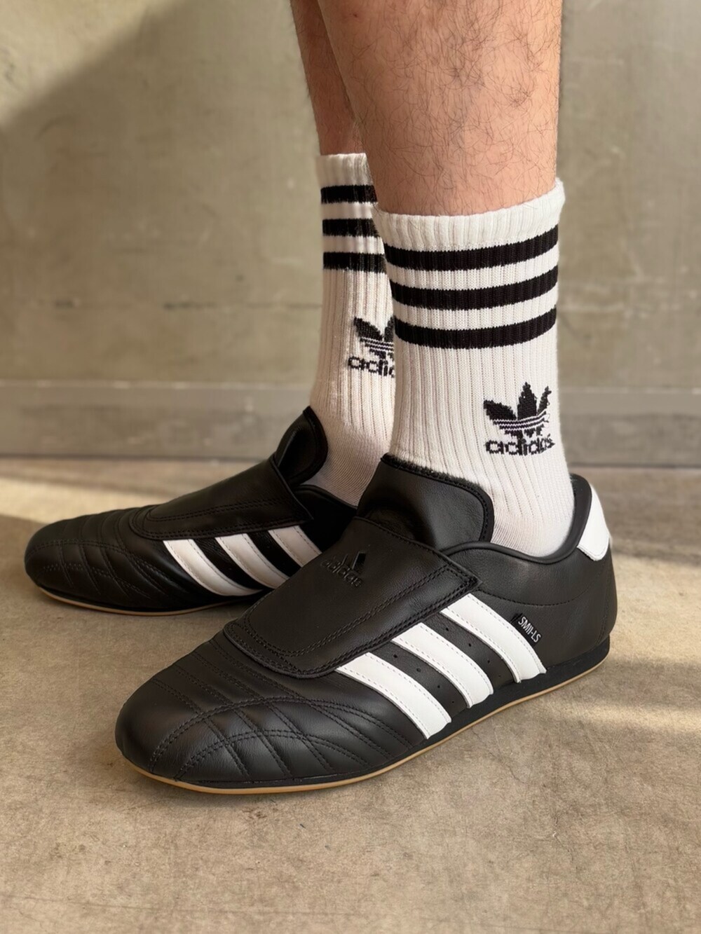 ブラック系のその他パンツ、ブラック系のジャージ、ブラック系のシューズを着用したメンズの冬コーディネートの6枚目の写真