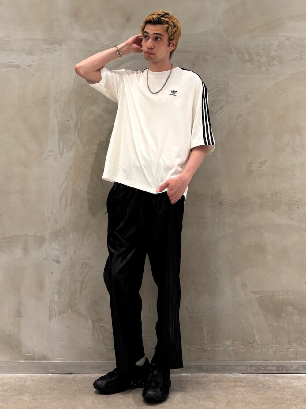 ホワイト系のTシャツ/カットソー、ブラック系のスニーカー、ブラック系のスウェットパンツを着用したメンズの夏コーディネートの3枚目の写真