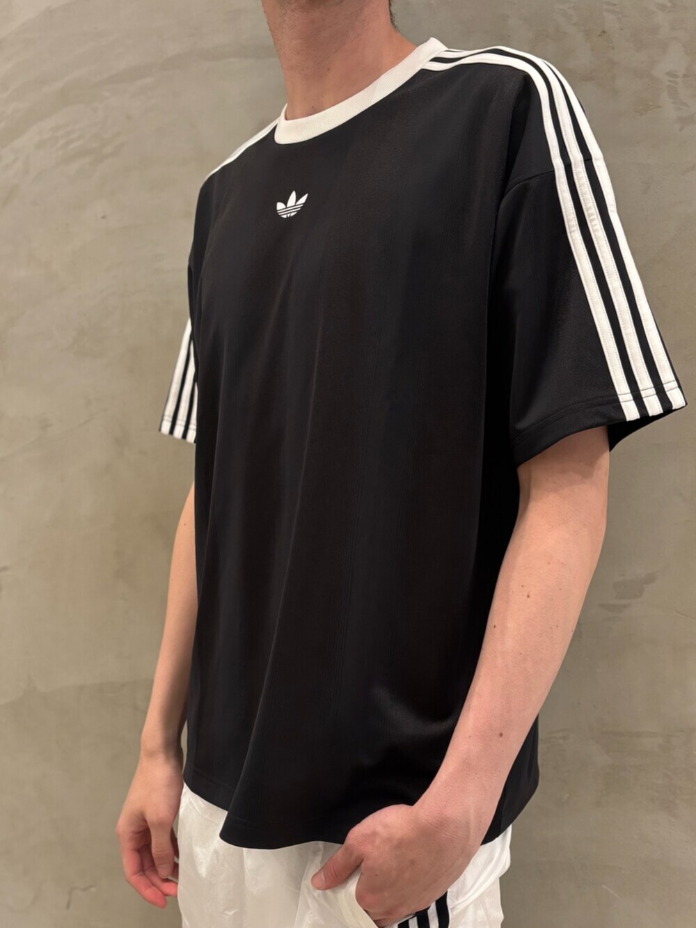 ホワイト系のスニーカー、ブラック系のTシャツ/カットソー、ホワイト系のその他パンツを着用したメンズの夏コーディネートの4枚目の写真