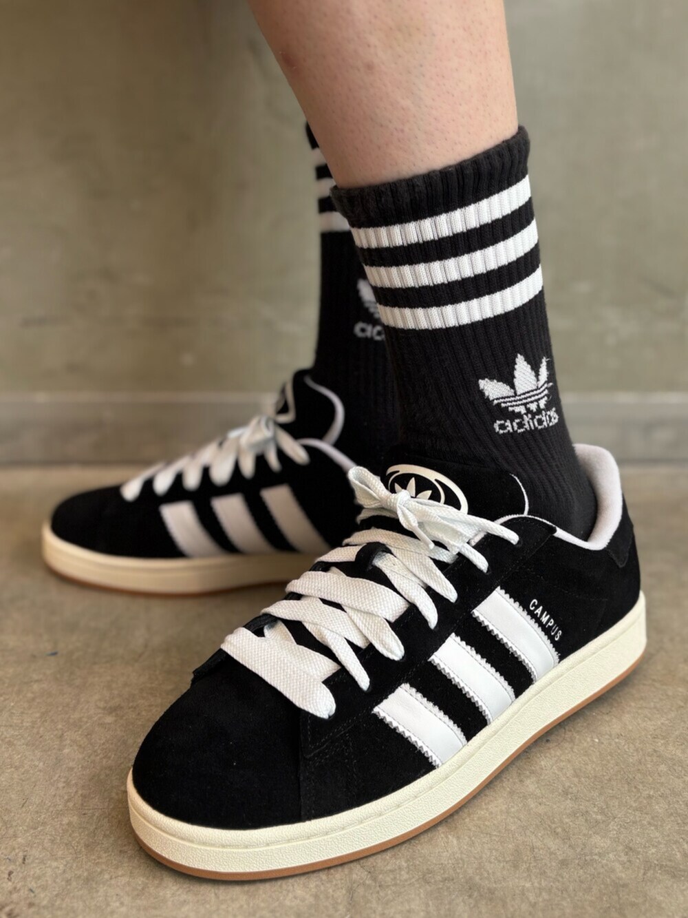 ホワイト系のTシャツ/カットソー、ブラック系のその他パンツ、ブラック系のスニーカーを着用したメンズの夏コーディネートの6枚目の写真