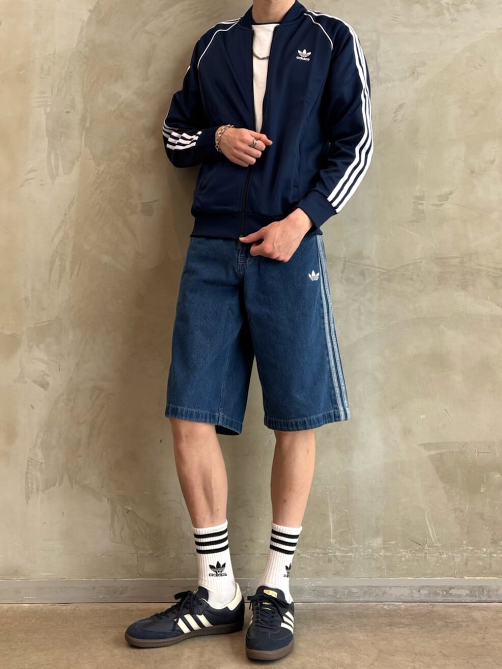 ブルー系のその他パンツ、ブルー系のジャージ、ブルー系のスニーカーを着用したメンズの夏コーディネートの2枚目の写真