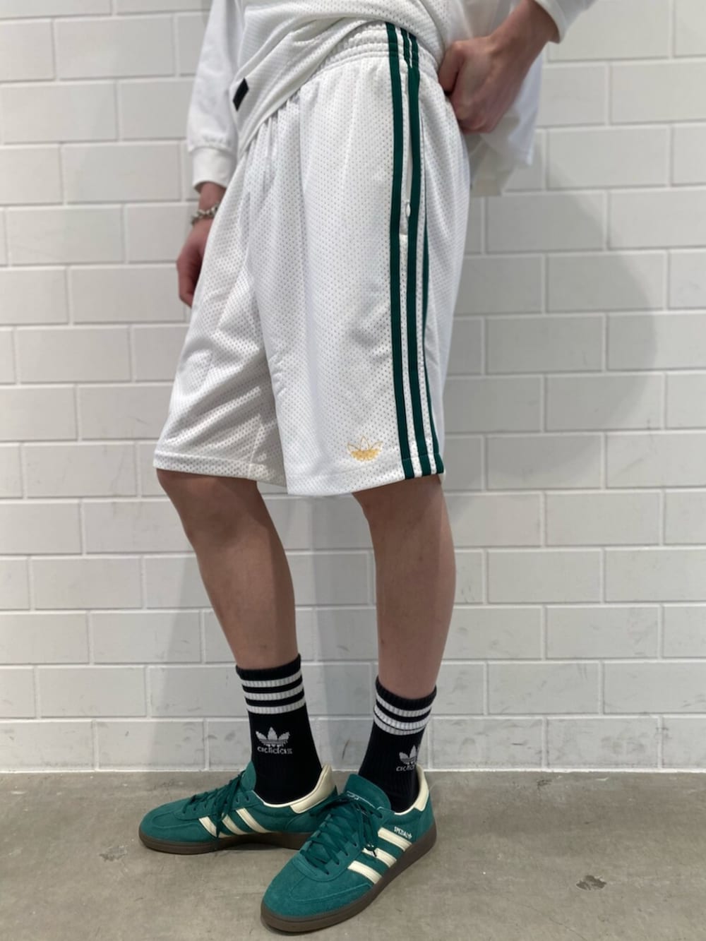 グリーン系のスニーカー、ホワイト系のTシャツ/カットソー、ホワイト系のその他パンツを着用したメンズの冬コーディネートの5枚目の写真