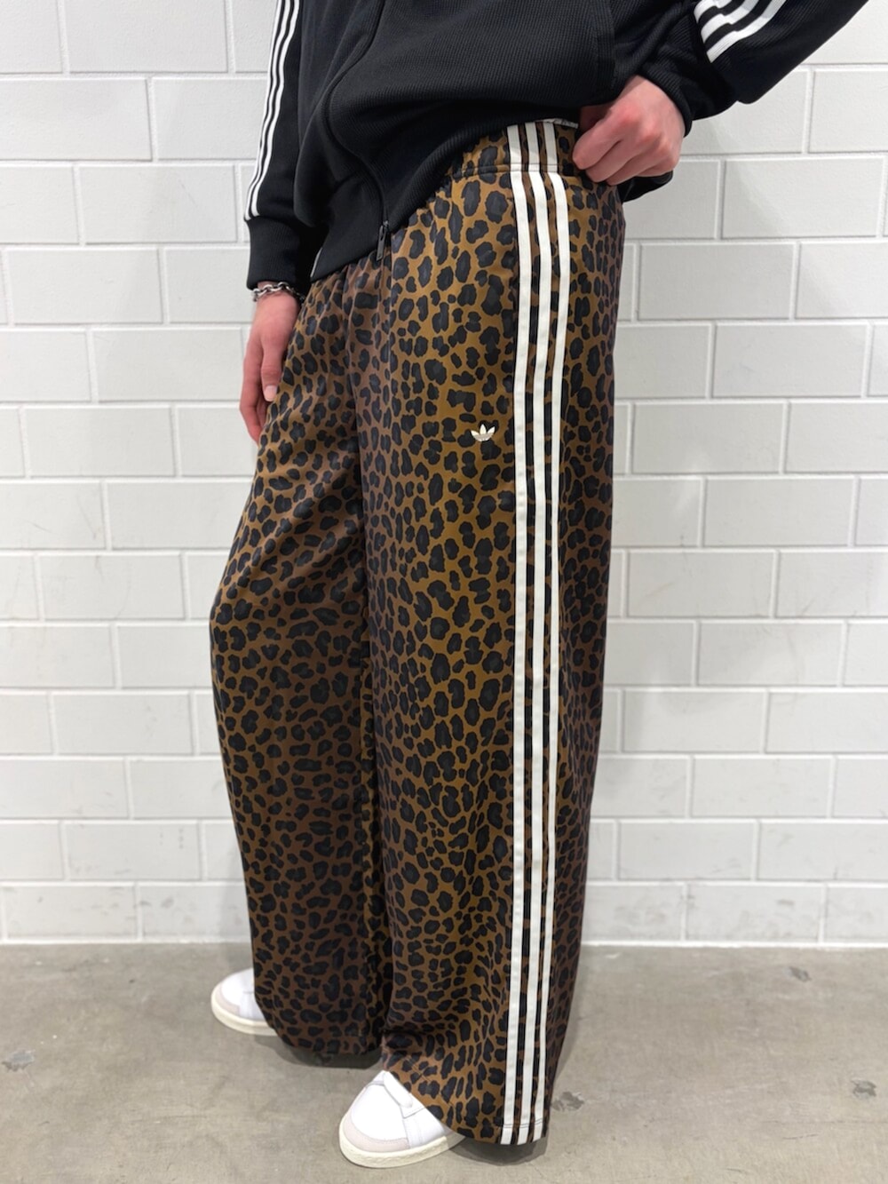 ブラック系のジャージ、ブラウン系のその他パンツ、ホワイト系のスニーカーを着用したメンズの春コーディネートの5枚目の写真