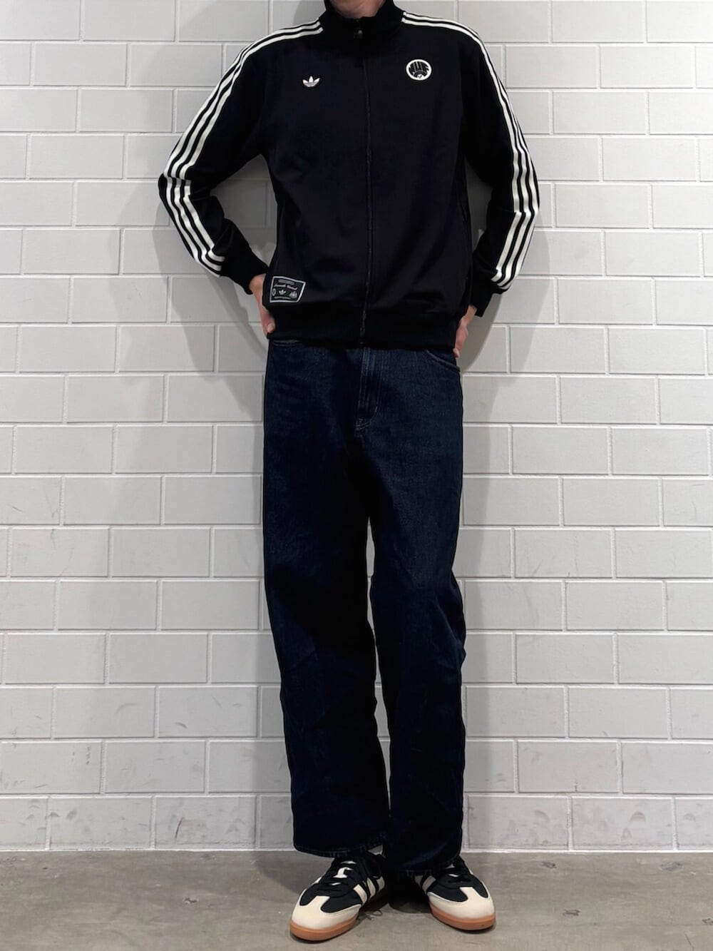 ブラック系のスニーカー、ブラック系のジャージを着用したメンズの秋コーディネートの2枚目の写真