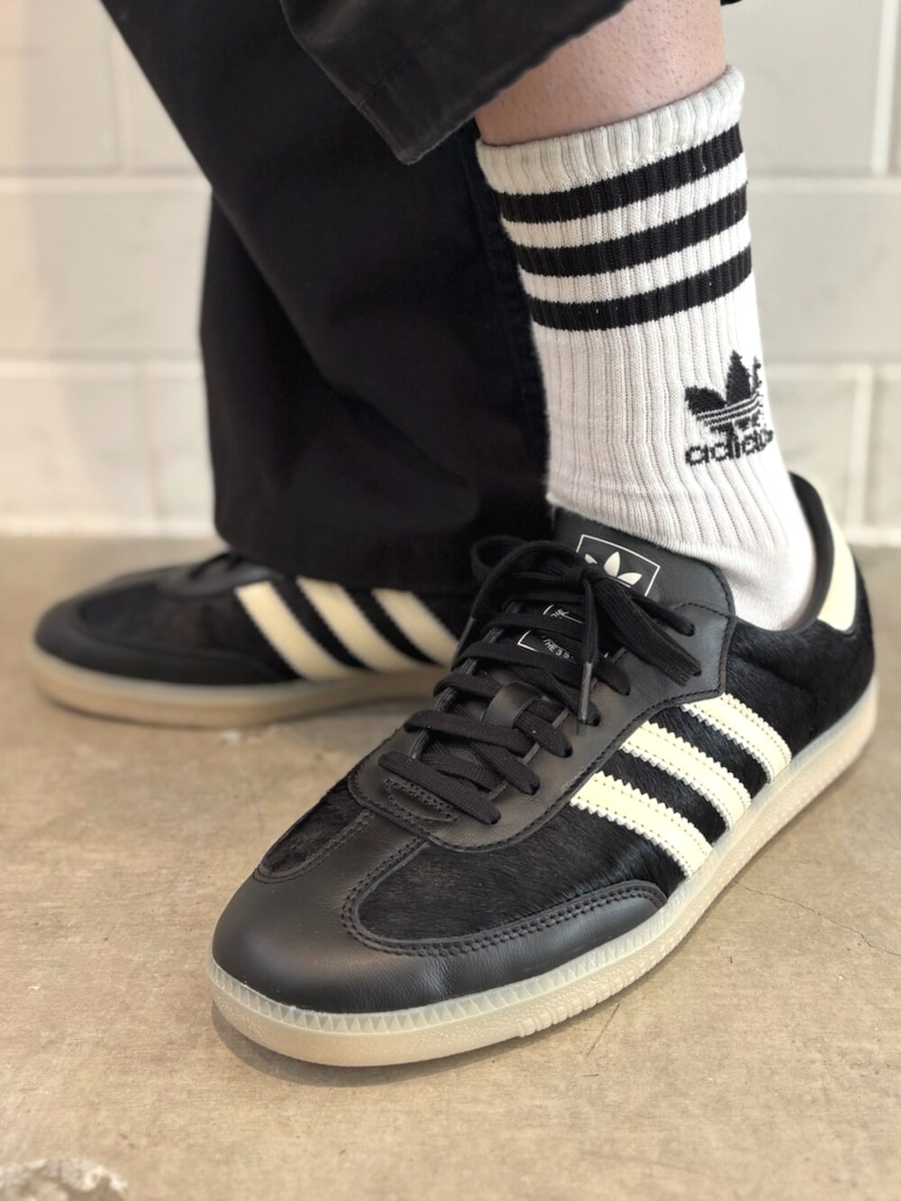 ブラック系のスニーカー、ブラック系のジャージを着用したメンズの秋コーディネートの4枚目の写真