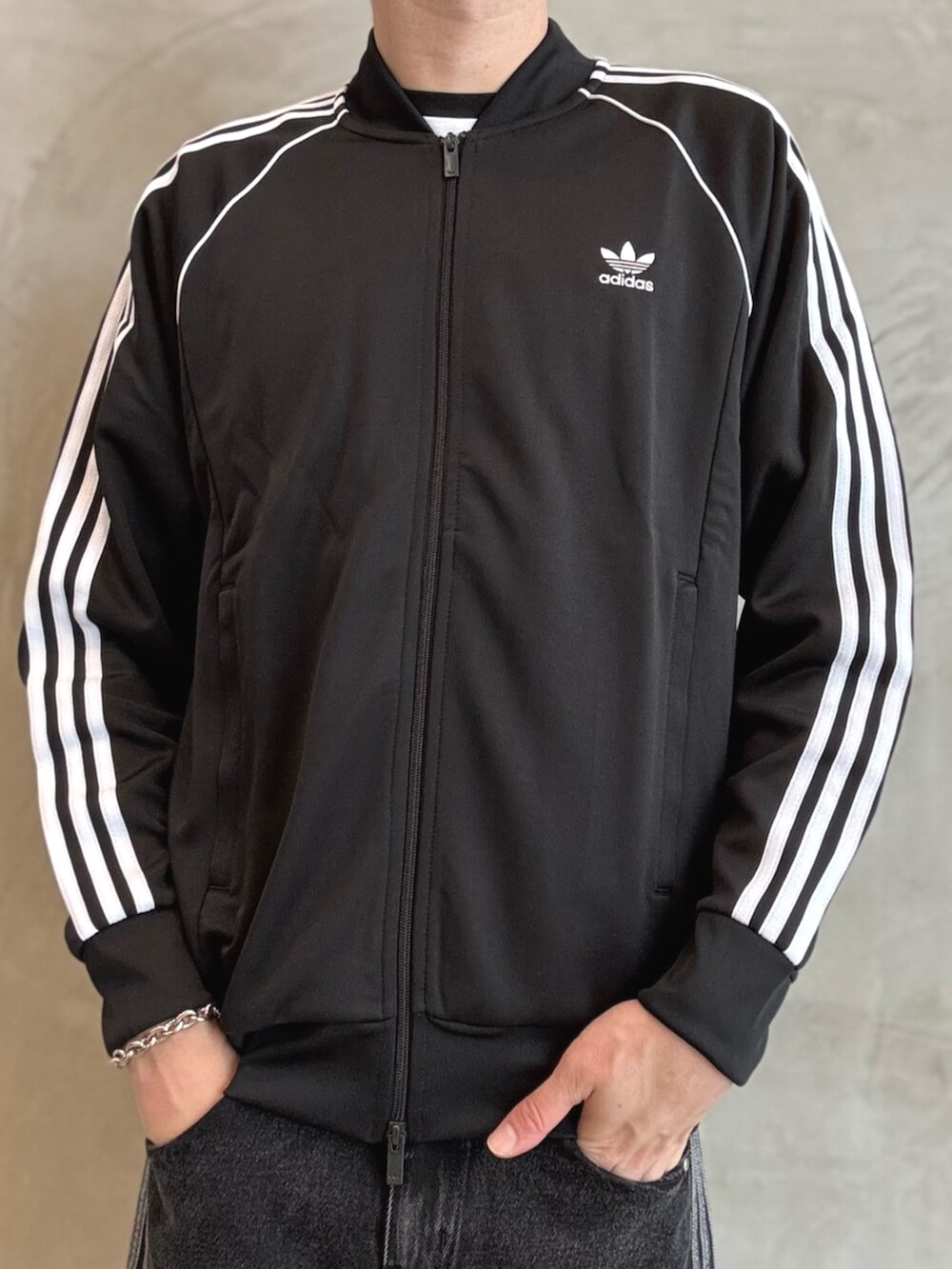 「adidas、adidas originals、アディダス、アディダスオリジナルス、スニーカー、ジャージ、デニムハーフパンツ、デニムパンツ、samba」｜「adidasのアディカラー クラシックス SSTトラックジャケット（ジャージ） / アディダスオリジナルス adidas Originals（ジャージ、ブラック系）」を使った、JNさん（メンズ・195cm）の夏コーディネートの4枚目の写真