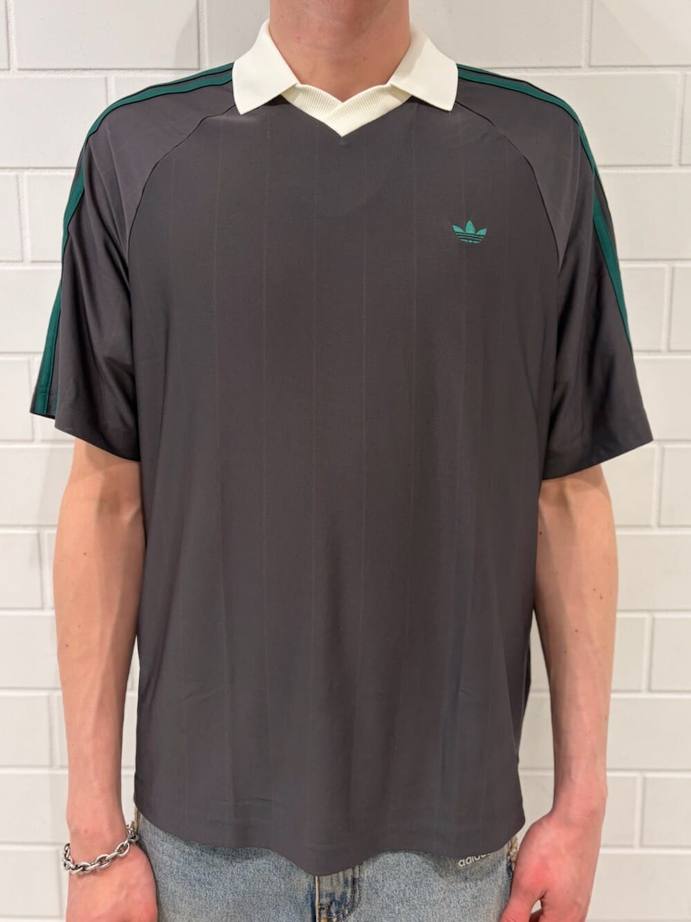 ブルー系のデニムパンツ、ブラック系のTシャツ/カットソー、ピンク系のシューズを着用したメンズの春コーディネートの4枚目の写真