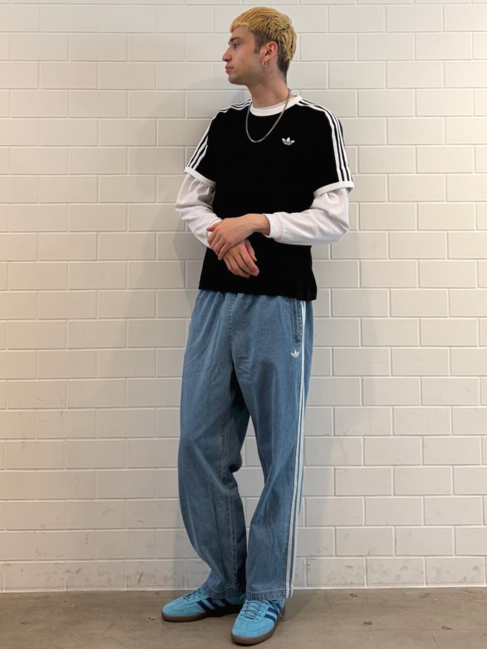 ブラック系のTシャツ/カットソー、ブルー系のシューズ、ブルー系のデニムパンツを着用したメンズの春コーディネートの3枚目の写真